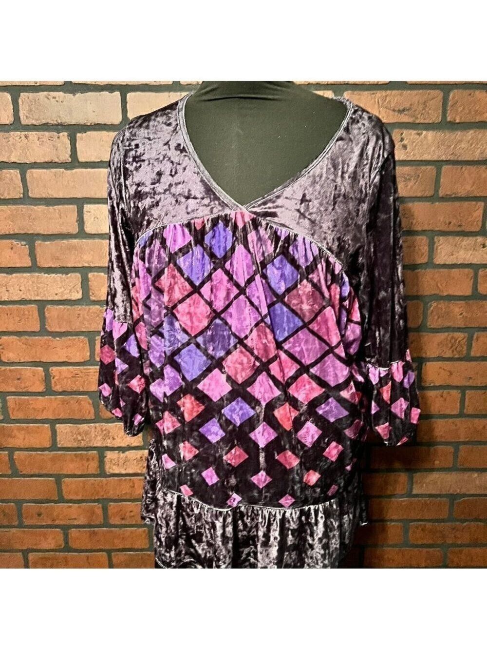 NWT Lily by Firmiana Black & Purple Diamond Geometric V-Neck Velvet